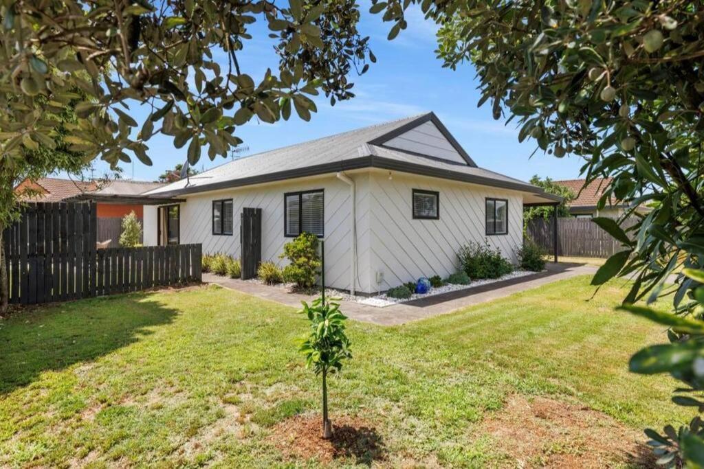 One Street Back From The Beach Papamoa Exterior photo