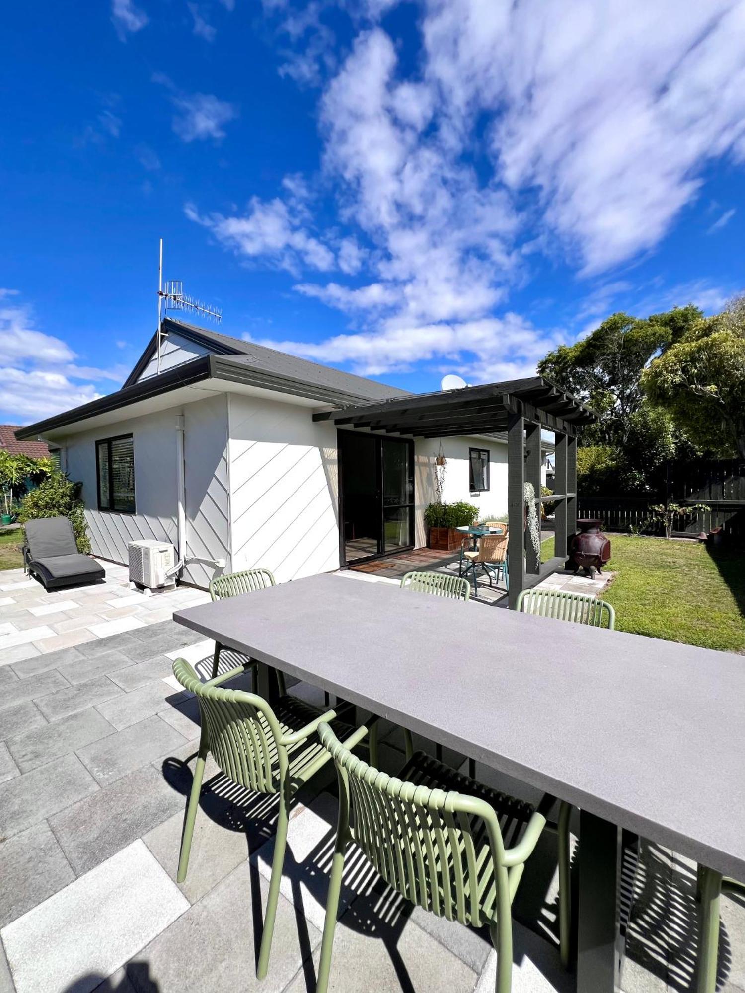 One Street Back From The Beach Papamoa Exterior photo