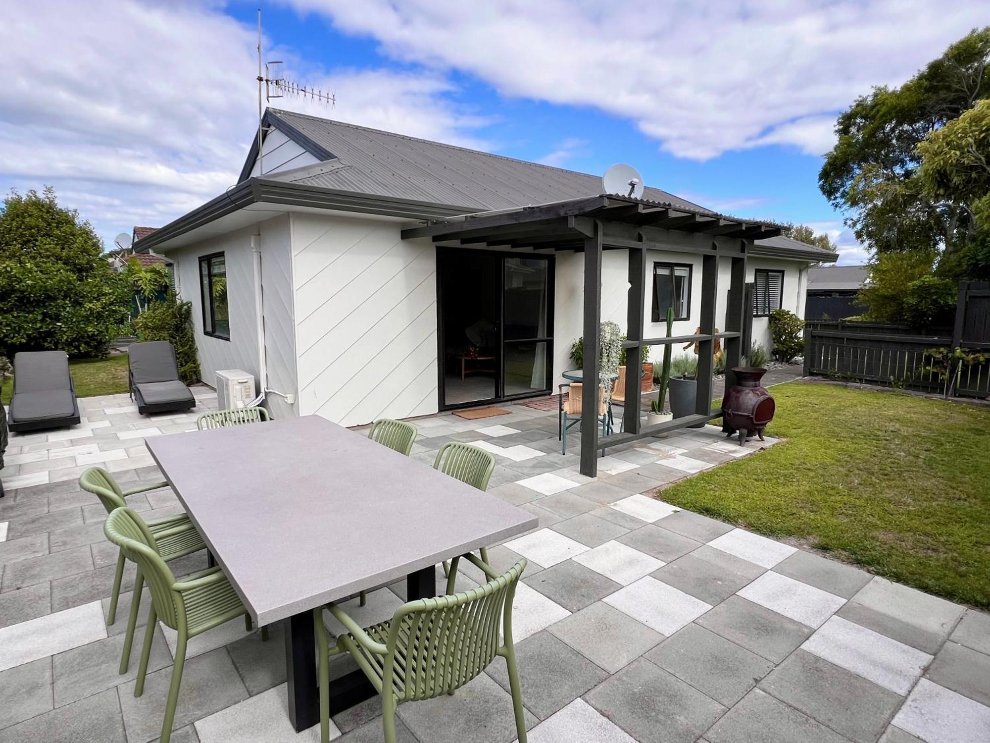 One Street Back From The Beach Papamoa Exterior photo